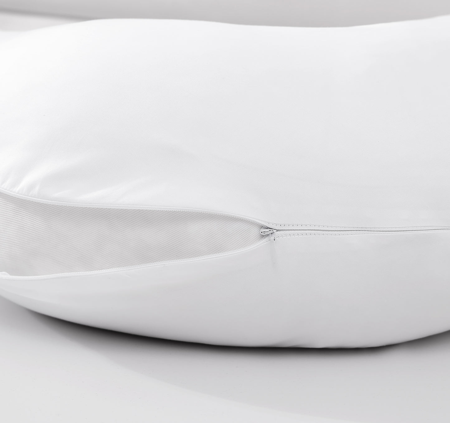 Detail of zippered closure on the OpenAir L-Shaped Silk Pillowcase, designed for a perfect fit on all OpenAir Pillow versions.