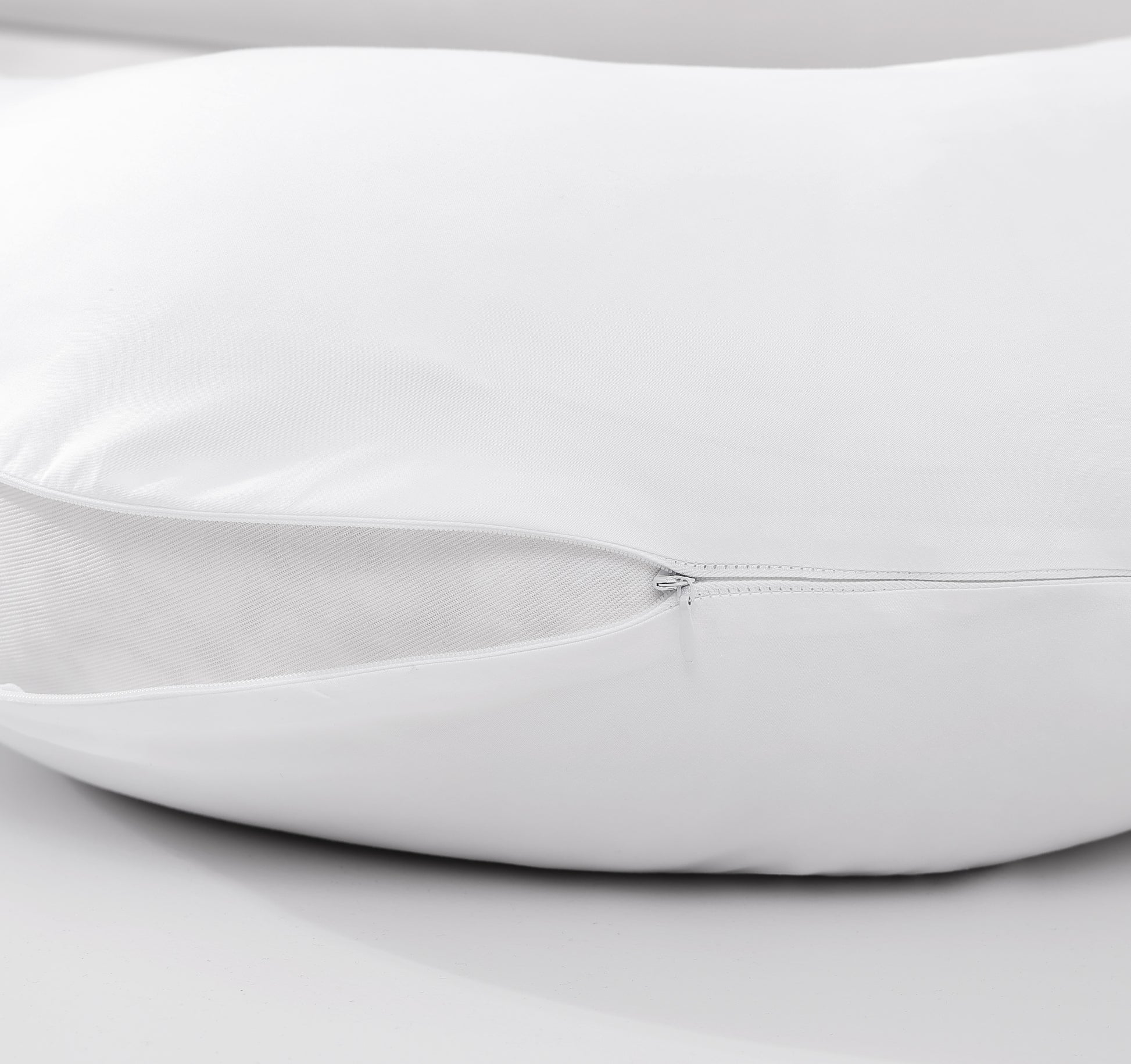 Detail of zippered closure on the OpenAir L-Shaped Silk Pillowcase, designed for a perfect fit on all OpenAir Pillow versions.